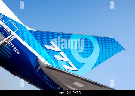 Boeing 777-9, auch bekannt als 777X, Linienflugzeug auf der Farnborough International Airshow 2022. Schwanz mit Firmenmarke, Logo, Symbol Stockfoto