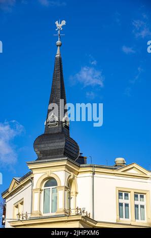 Dresden, Sachsen, Deutschland: Südöstliche Ecke des Kurhauses Klotzsche mit spitzem Turm und Wetterhahn mit Kompassrose. Stockfoto