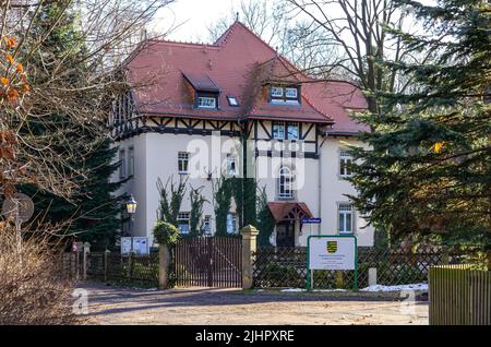 Dresden, Sachsen, Deutschland: Das Forsthaus in Klotzsche, Sitz des Staatsunternehmens Sachsenforst, Forstbezirk Dresden. Stockfoto