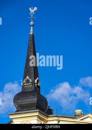 Dresden, Sachsen, Deutschland: Spitzturm mit Wetterhahn und Kompassrose an der Südecke des Kurhauses Klotzsche. Stockfoto