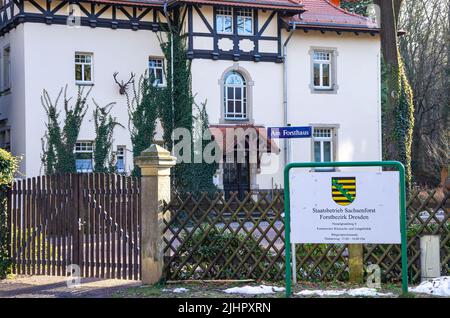 Dresden, Sachsen, Deutschland: Das Forsthaus in Klotzsche, Sitz des Staatsunternehmens Sachsenforst, Forstbezirk Dresden. Stockfoto