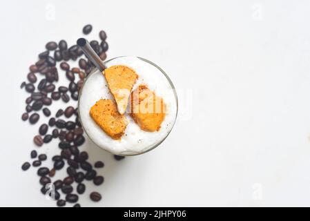 Honigkamm Latte mit Kaffeebohnen isoliert auf weißem Hintergrund Draufsicht Stockfoto