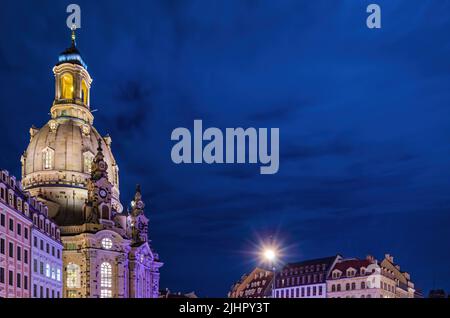 Die weltberühmte Frauenkirche auf dem Neumarkt in Dresden, Sachsen, Deutschland, zur Weihnachtszeit. Stockfoto