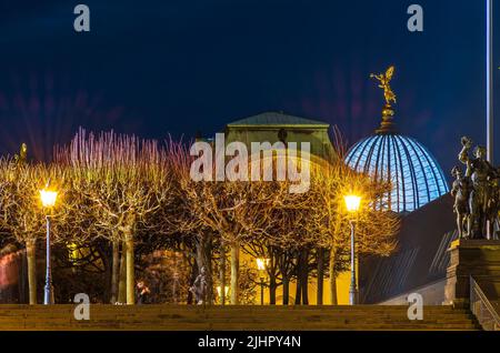 Dresden, Sachsen, Deutschland: Nachtszene an der Westtreppe zur Brühlschen Terrasse mit Blick auf die hell erleuchtete Klappkuppel der Akademie der bildenden Künste Stockfoto