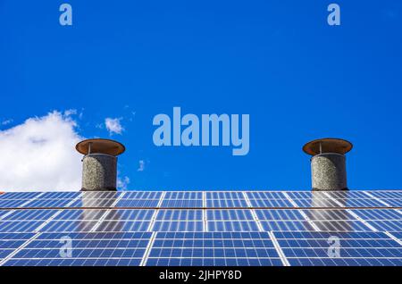 Inländische Photovoltaikanlage oder kleines Solarkraftwerk auf einem Hausdach. Stockfoto