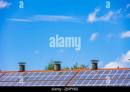 Inländische Photovoltaikanlage oder kleines Solarkraftwerk auf einem Hausdach. Stockfoto