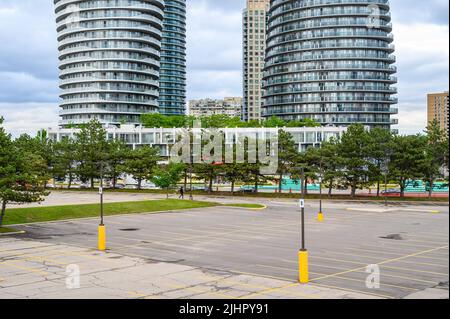 Absolute World Twin Towers (auch Marilyn Monroe Towers genannt) sind zwei Wohngebäude in Mississauga, Ontario, Kanada. Stockfoto