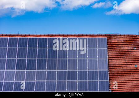 Inländische Photovoltaikanlage oder kleines Solarkraftwerk auf einem Hausdach. Stockfoto