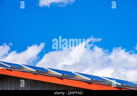 Inländische Photovoltaikanlage oder kleines Solarkraftwerk auf einem Hausdach. Stockfoto