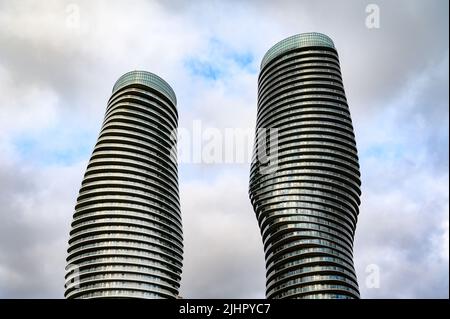 Absolute World Twin Towers (auch Marilyn Monroe Towers genannt) sind zwei Wohngebäude in Mississauga, Ontario, Kanada. Stockfoto