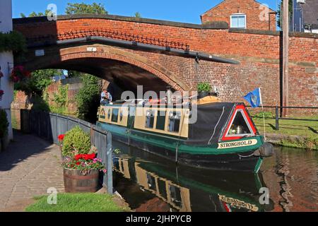 Bridgewater Canal Barge in Lymm Village, Segeln unter Brücke, Warrington, Keshire, England, Großbritannien - Festung Stockfoto