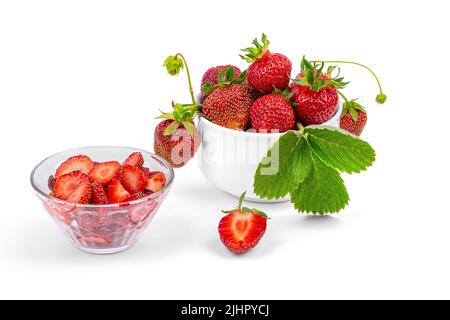 Frische Erdbeeren, ein Teller mit in Scheiben geschnittenen Erdbeeren auf weißem Hintergrund in Nahaufnahme Stockfoto