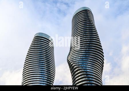 Absolute World Twin Towers (auch Marilyn Monroe Towers genannt) sind zwei Wohngebäude in Mississauga, Ontario, Kanada. Stockfoto