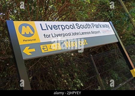 Bahnhofsplattform Liverpool South Parkway, Garston, Speke, Merseyside, Richtung Liverpool John Lennon Airport, Holly Farm Rd, L19 5PQ Stockfoto