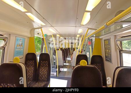 Leerer Merseyrail-Zugwagen, gelbe Lackierung, Southport U-Bahn-Linie, Liverpool South Parkway, Merseyside, England, VEREINIGTES KÖNIGREICH Stockfoto