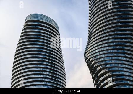 Absolute World Twin Towers (auch Marilyn Monroe Towers genannt) sind zwei Wohngebäude in Mississauga, Ontario, Kanada. Stockfoto