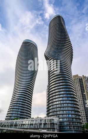 Absolute World Twin Towers (auch Marilyn Monroe Towers genannt) sind zwei Wohngebäude in Mississauga, Ontario, Kanada. Stockfoto