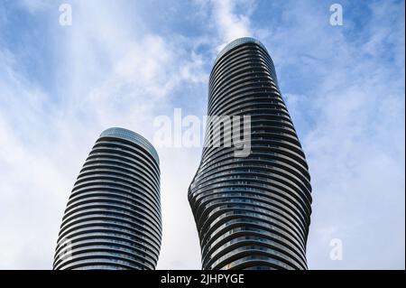 Absolute World Twin Towers (auch Marilyn Monroe Towers genannt) sind zwei Wohngebäude in Mississauga, Ontario, Kanada. Stockfoto