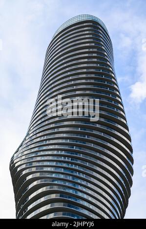 Einer der Zwillingstürme der Absolute World (auch Marilyn Monroe Towers genannt) sind zwei Wohngebäude in Mississauga, Ontario, Kanada. Stockfoto