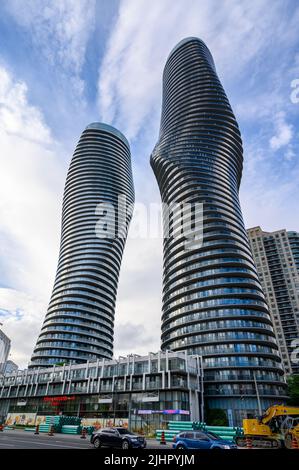 Absolute World Twin Towers (auch Marilyn Monroe Towers genannt) sind zwei Wohngebäude in Mississauga, Ontario, Kanada. Stockfoto