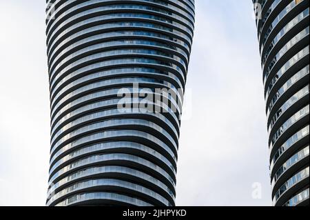 Absolute World Twin Towers (auch Marilyn Monroe Towers genannt) sind zwei Wohngebäude in Mississauga, Ontario, Kanada. Stockfoto