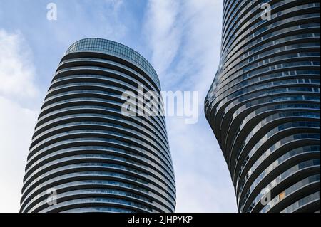 Absolute World Twin Towers (auch Marilyn Monroe Towers genannt) sind zwei Wohngebäude in Mississauga, Ontario, Kanada. Stockfoto