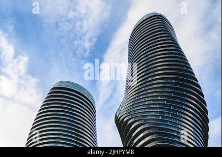 Absolute World Twin Towers (auch Marilyn Monroe Towers genannt) sind zwei Wohngebäude in Mississauga, Ontario, Kanada. Stockfoto