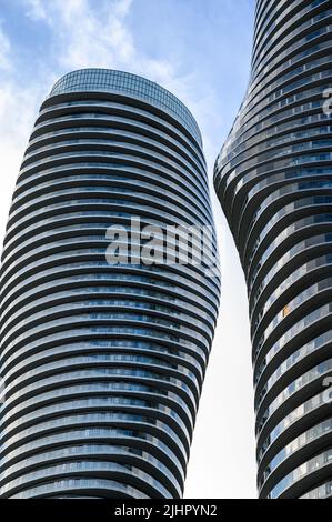 Absolute World Twin Towers (auch Marilyn Monroe Towers genannt) sind zwei Wohngebäude in Mississauga, Ontario, Kanada. Stockfoto