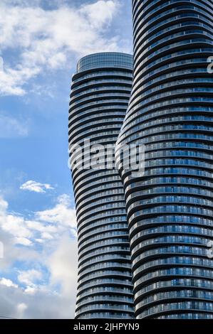 Absolute World Twin Towers (auch Marilyn Monroe Towers genannt) sind zwei Wohngebäude in Mississauga, Ontario, Kanada. Stockfoto