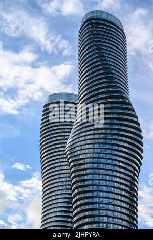 Absolute World Twin Towers (auch Marilyn Monroe Towers genannt) sind zwei Wohngebäude in Mississauga, Ontario, Kanada. Stockfoto