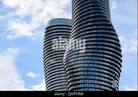 Absolute World Twin Towers (auch Marilyn Monroe Towers genannt) sind zwei Wohngebäude in Mississauga, Ontario, Kanada. Stockfoto