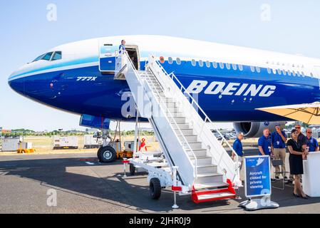 Boeing 777-9, auch bekannt als 777X, Linienflugzeug auf der Farnborough International Airshow 2022. Das Personal steht zur Verfügung, um sich die Bilder anzusehen Stockfoto