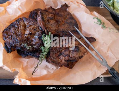 Frisch gegrillte Schweinesteaks auf Metzgerpapier Stockfoto
