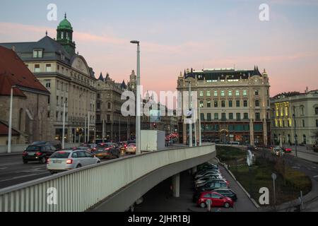 Budapest: Platz vom 15. März, Szabad Sajto Straße, Klotild Paläste. Ungarn Stockfoto
