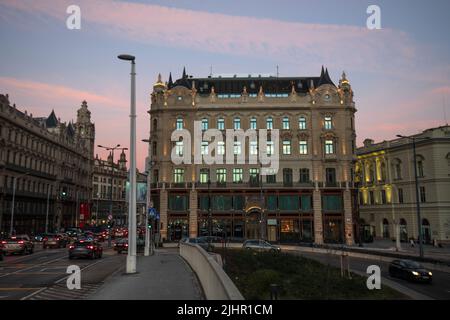 Budapest: Szabad Sajto Straße, Klotild Paläste. Ungarn Stockfoto