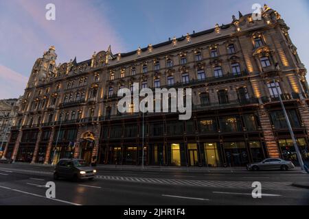 Budapest: Szabad Sajto Straße, Klotild Paläste. Ungarn Stockfoto
