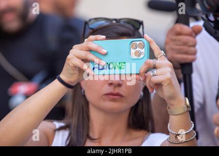 Rom, Italien. 20.. Juli 2022. Ein 'Azione'-Aktivist vor dem Palazzo Madama in Rom (Foto: Matteo Nardone/Pacific Press) Quelle: Pacific Press Media Production Corp./Alamy Live News Stockfoto