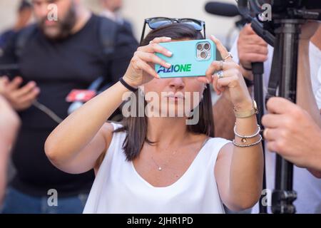 Rom, Italien. 20.. Juli 2022. Ein 'Azione'-Aktivist vor dem Palazzo Madama in Rom (Foto: Matteo Nardone/Pacific Press) Quelle: Pacific Press Media Production Corp./Alamy Live News Stockfoto