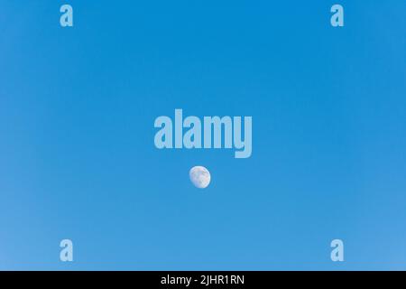 Low-Angle-Ansicht des Mondes gegen blauen Himmel auf dem Land. Stockfoto