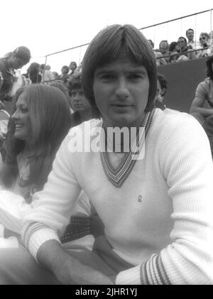 Der amerikanische Tennisspieler Jimmy Connors, der sich das Finale der French Open im Einzel der Männer ansah. Paris, Roland-Garros-Stadion, 11. Juni 1979 Stockfoto