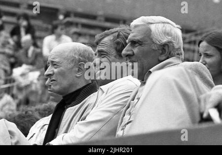 Der französische Regisseur und Schauspieler Michel Audiard, Jean-Paul Belmondo und Charles Gérard an den Ständen der French Open im Juni 1979. Stockfoto