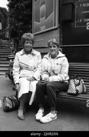 Porträt der amerikanischen Tennisspielerin Tracy Austin, die im Juni 1982 mit ihrer Mutter in den Gassen von Roland Garros posiert. Stockfoto