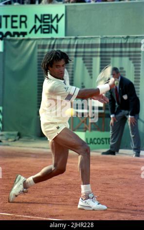 Der französische Tennisspieler Yannick Noah, der an der 1. Round of Men's Singles der French Open teilnahm. Paris, Roland-Garros-Stadion, Mai 1990 Stockfoto