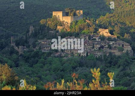 Frankreich, Pyrénées-Orientales (66) Castelnou, classé parmi les plus beaux Villages de France, le jour se lève / Frankreich, Pyrénées-Orientales Castelnou, als eines der schönsten Dörfer Frankreichs eingestuft, steigt der Tag Stockfoto