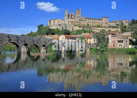 Frankreich, Hérault (34) Béziers, la vieille ville, la cathédrale, vieux pont sur l'Orb / Frankreich, Hérault Béziers, die Altstadt, die Kathedrale, alte Brücke über den Orb / Stockfoto