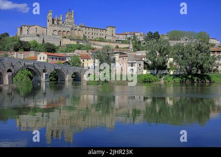 Frankreich, Hérault (34) Béziers, la vieille ville, la cathédrale, vieux pont sur l'Orb / Frankreich, Hérault Béziers, die Altstadt, die Kathedrale, alte Brücke über den Orb / Stockfoto