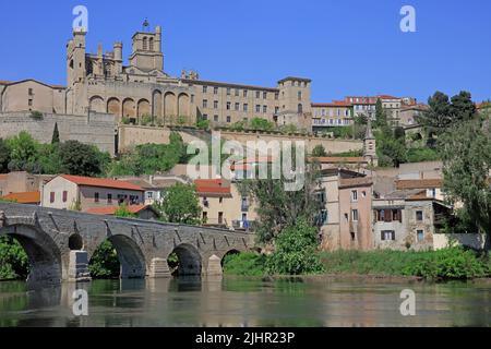 Frankreich, Hérault (34) Béziers, la vieille ville, la cathédrale, vieux pont sur l'Orb / Frankreich, Hérault Béziers, die Altstadt, die Kathedrale, alte Brücke über den Orb / Stockfoto