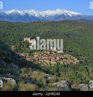 Frankreich, Pyrénées-Orientales (66) Castelnou, classé parmi les plus beaux Villages de France, au loin le Canigou / Frankreich, Pyrénées-Orientales Castelnou, klassifiziert zu den schönsten Dörfern Frankreichs, in der Ferne der Canigou Stockfoto