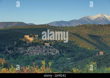 Frankreich, Pyrénées-Orientales (66) Castelnou, classé parmi les plus beaux Villages de France, au loin le Canigou / Frankreich, Pyrénées-Orientales Castelnou, klassifiziert zu den schönsten Dörfern Frankreichs, in der Ferne der Canigou Stockfoto