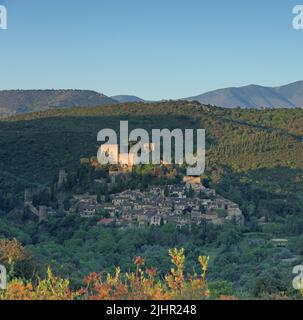 France, Pyrénées-Orientales (66) Castelnou, classé parmi les plus beaux Villages de France / France, Pyrénées-Orientales Castelnou, als eines der schönsten Dörfer Frankreichs aufgeführt Stockfoto